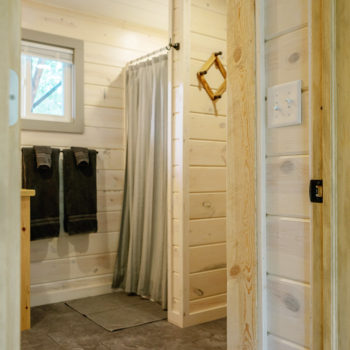 The Dray Cabin bathroom