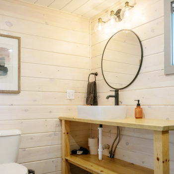 The Dray Cabin bathroom