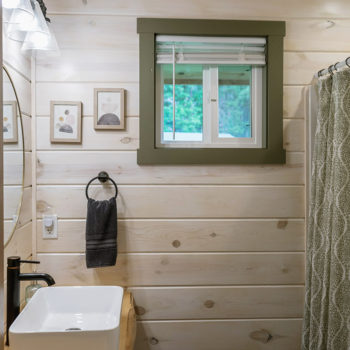 The Winsome Cabin bathroom