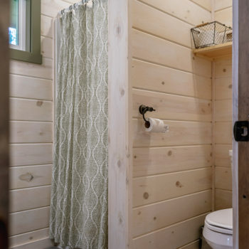 The Winsome Cabin bathroom
